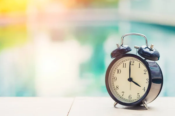 Reloj retro a las 4 en punto en la piscina concepto de vacaciones al aire libre . — Foto de Stock