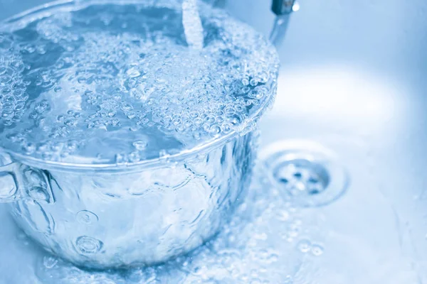 Clean water in the kitchen with space for text. — Stock Photo, Image