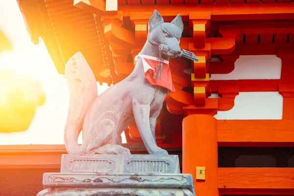Japonya'da Fushimi Inari tapınak (Fushimi Inari Taisha) Tapınağı'nda Fox taş heykel