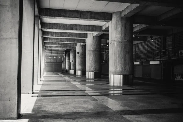 Betonbau-Hallenstruktur in dunklem Vintage-Ton. — Stockfoto