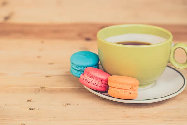 Macarons dessert colorés sur table en bois . — Photo