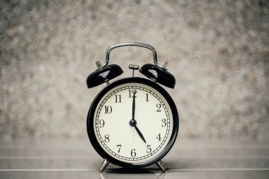 Retro vintage saat 05: 00 at