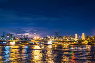 Landmark Bangkok gece sahne Phra Phuttha Yodfa Köprüsü