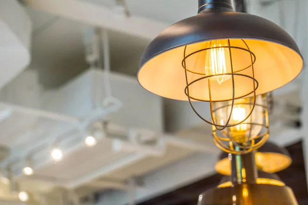 Lámpara de bombilla retro decorar en estilo loft con espacio para el texto . — Foto de Stock