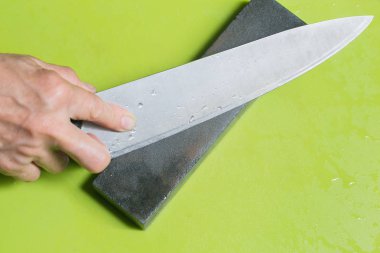 Helikopter değirmentaşı mutfak, mutfak bıçağı ile netlik el.