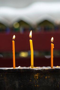satır satır tapınak Tayland hafif ateşle yerde küçük mum.