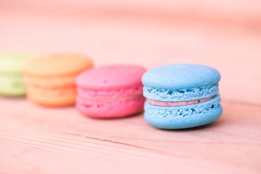 ahşap arka plan pembe renk tonu macarons tatlı güzellik tatlı.
