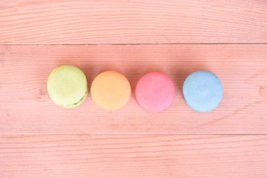 ahşap arka plan pembe renk tonu macarons tatlı güzellik tatlı.