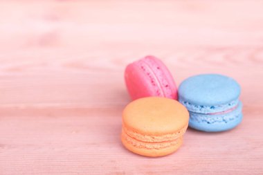 ahşap arka plan pembe renk tonu macarons tatlı güzellik tatlı.