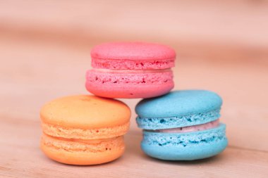 ahşap arka plan pembe renk tonu macarons tatlı güzellik tatlı.