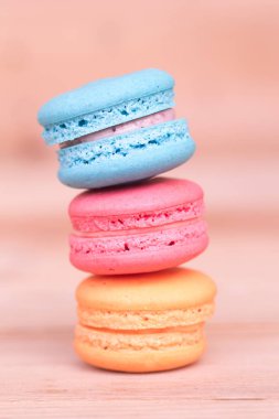 ahşap arka plan pembe renk tonu macarons tatlı güzellik tatlı.