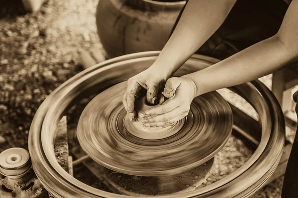 Hand machen einen Ton-oder Lehmtopf auf einem Töpferrad Kunst braun vintage Farbton. — Stockfoto