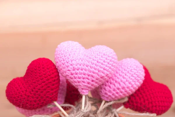 Love heart yarn on stick with wood background. — Stock Photo, Image