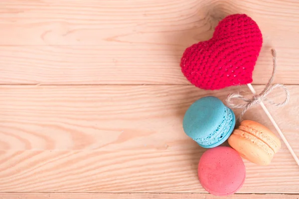 Macarons avec coeur doux dessert beauté sur fond de bois espace pour le texte . — Photo
