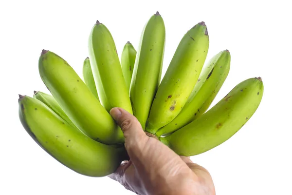 Ręka trzymać zielonych bananów na białym tle. — Zdjęcie stockowe