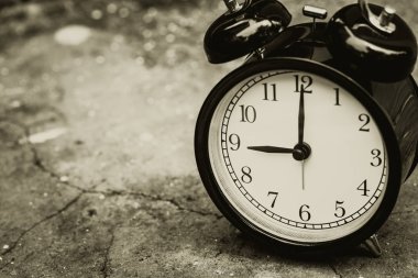 Saat 9 yönünde metin sepya rengi için alanı olan eski retro saat.