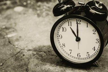 alanı olan eski retro saat için saat 11 yönünde metin sepya rengi.