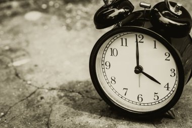 alanı olan eski retro saat için saat 4'metin sepya rengi.