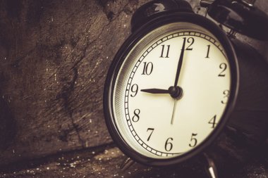 Saat 9'dan retro vintage saat kahverengi renk tonu.