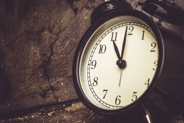 11: 00 retro vintage saat kahverengi renk tonu.