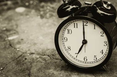 alanı olan eski retro saat için saat 7'de metin sepya rengi.