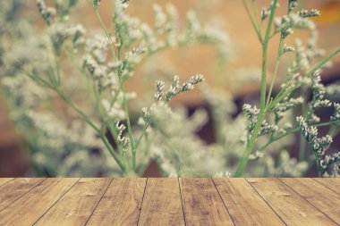 küçük çim çiçek arka plan ile ahşap zemin.