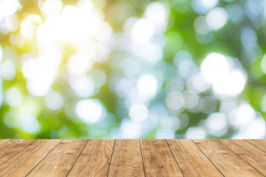 ahşap zemin ile bulanıklık yeşil doğa açık bokeh arka planı için.