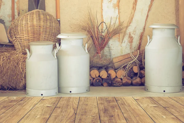 Pavimento in legno con fienile fienile o latte fattoria decorazione di interni sfondo . — Foto Stock