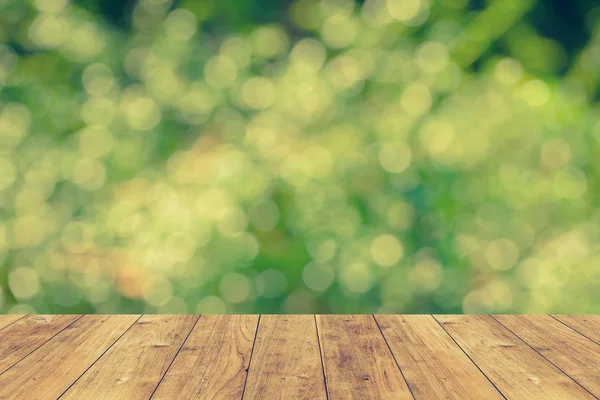 Holzboden mit Unschärfe grün Natur Bokeh Vintage Farbton Hintergrund. — Stockfoto