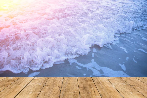 Suelo de madera con playa de mar y sol brillan fondo . — Foto de Stock