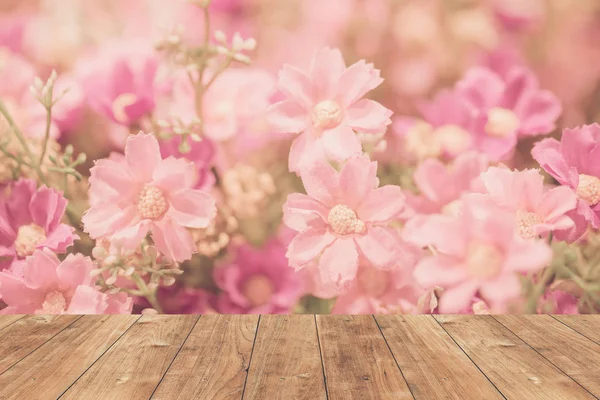 Pembe tatlı çiçek arka plan ile ahşap zemin. — Stok fotoğraf