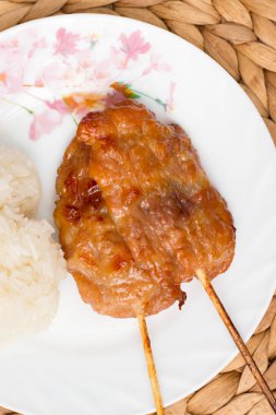 closeup domuz eti ızgara veya Mooping - Tayland popüler Sokak barbekü yemekleri.