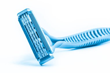 tri jilet beyaz bir arka plan üzerinde izole tıraş, mavi renk tonu temiz hijyen kavramı.