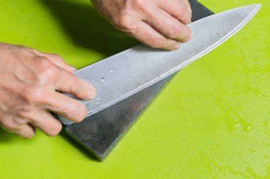 Helikopter değirmentaşı mutfak, mutfak bıçağı ile netlik el.