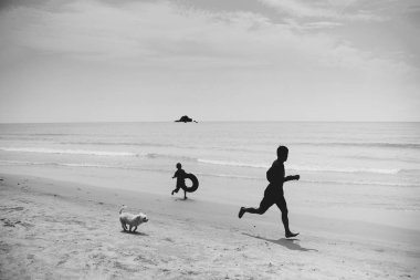 Aile ile plaj sanat fotoğraf üzerinde çalışan köpek mutlu anı.