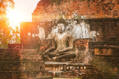 Sukhothai Historical Park güzel eski tapınakta gecenin Sukhothai Tayland.