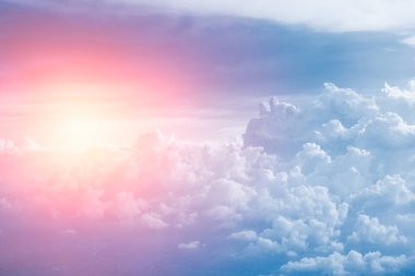 bulut ve güneş arka plan için mavi gökyüzü