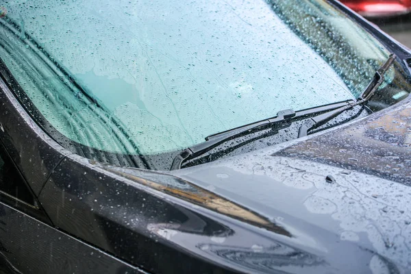Κοντινό πλάνο υγρό παρμπρίζ αυτοκινήτου και ψήκτρα ανεμοφρακτών με βροχή πτώση στην εποχή που βρέχει. — Φωτογραφία Αρχείου
