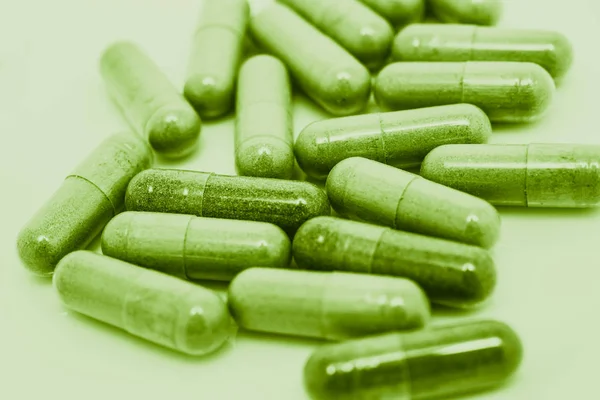 Zielone tabletki kapsułki, medycyna zdrowie. — Zdjęcie stockowe