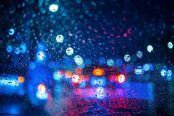 Dias chuvosos, tempo de tempestade escura, chuva na estrada durante a condução de um carro . — Fotografia de Stock