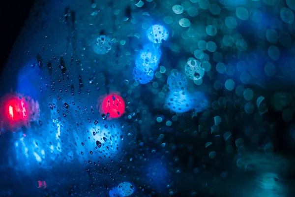 Dias chuvosos, tempo de tempestade escura, chuva na estrada durante a condução de um carro . — Fotografia de Stock