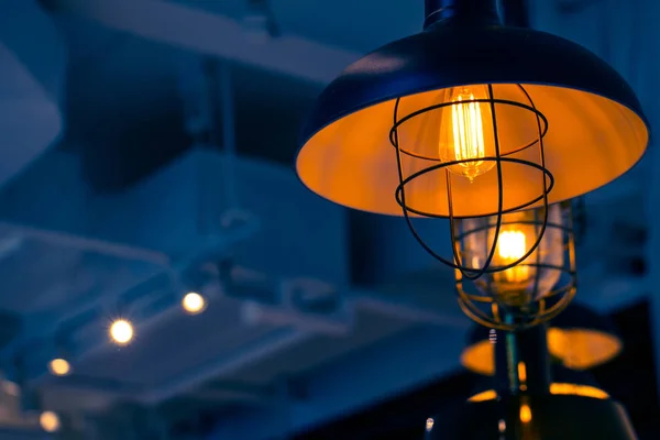 Närbild retrostil lampa lampa, loft stil inredning med utrymme för text. — Stockfoto