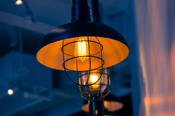 Närbild retro stil glödlampa, Loft stil inredning. — Stockfoto