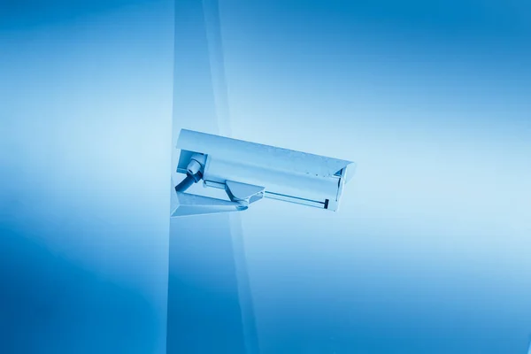 Câmera de CCTV no prédio da escola ou do campus universitário — Fotografia de Stock