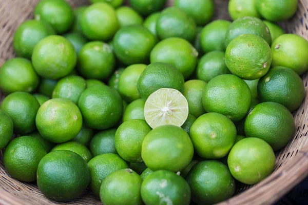 Limão, limão asiático ou mini limão fruta verde azedo para ingrediente alimentar . — Fotografia de Stock