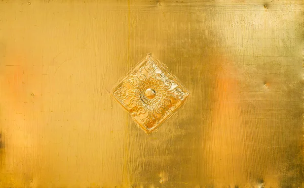 Πιάτο χρυσό φόντο με ταϊλανδέζικο στιλ μοτίβο στην Ταϊλάνδη ναός. — Φωτογραφία Αρχείου