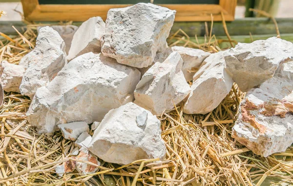 Kaolin, Çin kil ya da beyaz Rock çanak çömlek yapmak için kaynak çanak çömlek ve seramik.
