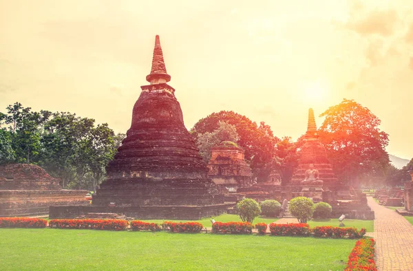 Gyönyörű régi templom, a Sukhothai történeti Emlékparkhoz reggel, Sukhothai, Thaiföld. — Stock Fotó