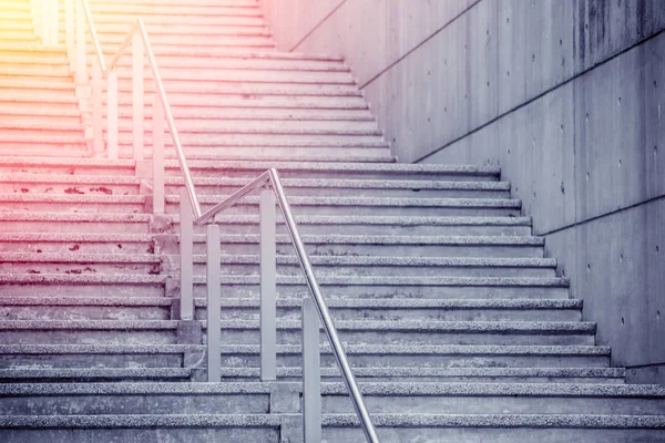 Escalera de construcción con efecto de luz solar para el concepto de éxito empresarial . —  Fotos de Stock