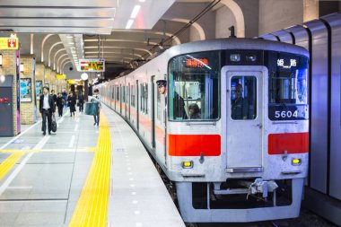 Hızlı metro treninin Japonya yeraltı tren istasyonunda Osaka Hemeji satırında sınırlı.